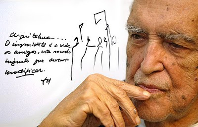 Oscar Niemeyer en su estudio. Traducción del texto de la fotografía: “Arquitectura… Lo importante es la vida, los amigos, este mundo injusto que debemos modificar.”