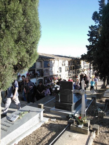 Visita al cementerio - Bajoaragonesa de Agitación y Propaganda