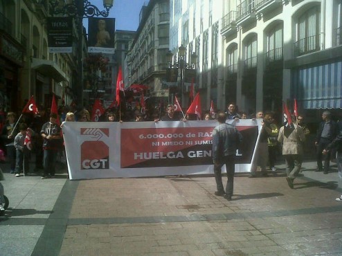 cabecera de la manifestación de CGT a su paso por la calle Alfonso