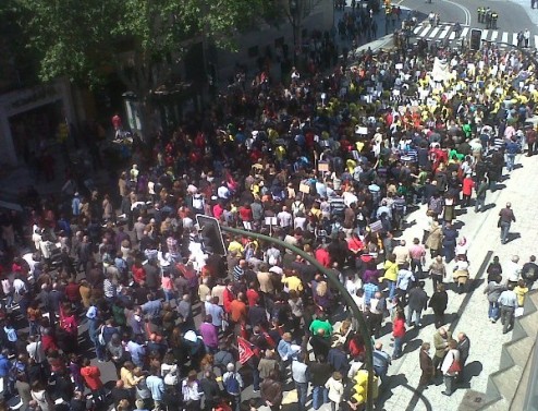 El bloque de los manifestantes enfilando la calle Don Jaime.