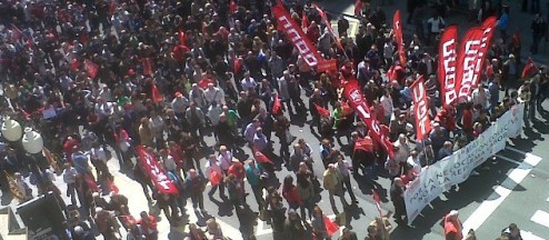 banderas y pancartas de los sindicatos convocantes.