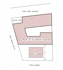 Plano en el que se refleja la superficie ocupada por el edificio a construir en la parcela B, así como su relación con la Rosaleda en su nueva ubicación. Adviertanse las ajustadas dimensiones del patio de manzana del edificio.