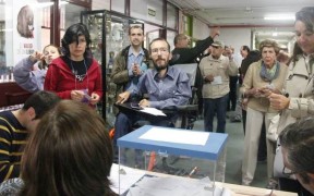 El candidato, ya eurodiputado, Pablo Echenique en el momento de ejercer su derecho al voto