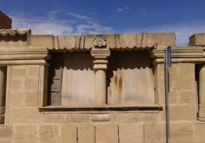 Otra versión del misterioso símbolo que se repite varias veces en diversos elementos de la fachada. Esta vez sobre una columna de  la ventana del Sancta Sanctorum del templo. ¿Por qué había una ventana en el lugar más secreto y sagrado del templo? Otro misterio sin resolver.