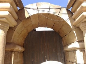 Detalle del arco de la entrada del templo. Su robustez recuerda al Tesoro de Atreo. La puerta de madera parece que fue un añadido realizado en época helenística. En cuanto a los cables, hay consenso en que son de época muy posterior.