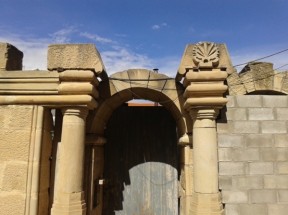 Puerta de entrada al templo. Sobre la columna de la derecha puede verse un misterioso símbolo, quizá el distintivo de alguno de los héroes que conquistaron Troya. 