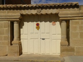 Por esta puerta, ubicada junto a la principal, accedían al recinto sagrado los guerreros, las vírgenes y algunos esclavos. También las procesiones funerarias. La puerta y el vado permanente son de épocas muy posteriores, concretamente del periodo bizantino. El pequeño cartel de color rojizo ubicado a la derecha de la imagen sigue siendo un enigma.