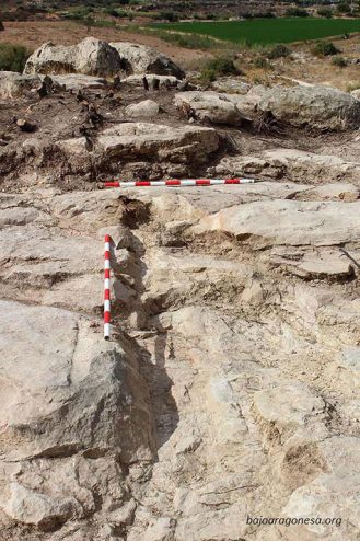 Sobre la roca, las huellas de los dientes de una pala excavadora. Junto a uno de ellos, el único testimonio in situ de la deposición original del cuerpo del brigadista: su pie izquierdo. El resto fue desperdigado por el cazo.